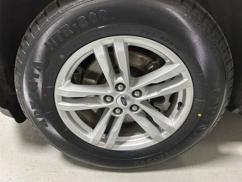 Used 2022 Ford Explorer XLT w/ Equipment Group 202A image 4