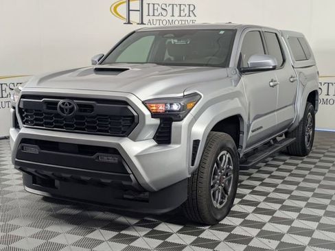Used 2025 Toyota Tacoma TRD Sport AWD/4WD image 5
