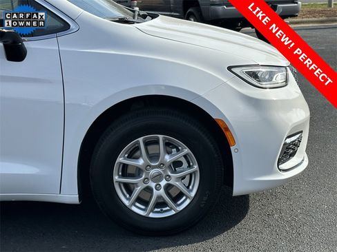 Used 2025 Chrysler Pacifica Select image 34