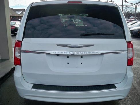 Used 2015 Chrysler Town & Country Touring image 4