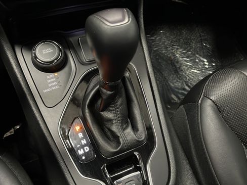 Used 2019 Jeep Cherokee Limited AWD/4WD image 18
