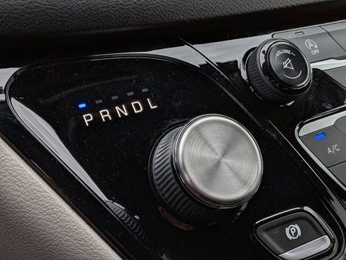 Used 2017 Chrysler Pacifica Touring image 12