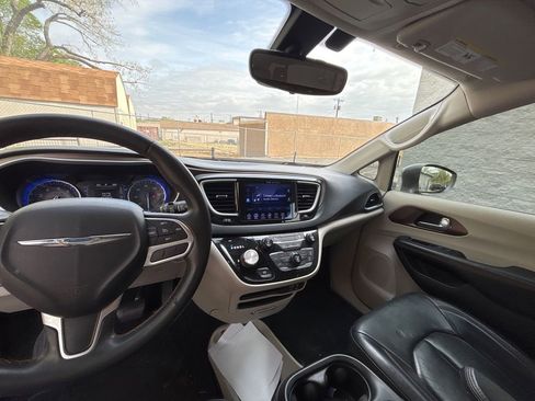 Used 2017 Chrysler Pacifica Touring-L image 13