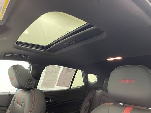 Used 2025 Chevrolet Trax RS w/ Sunroof Package FWD image 8