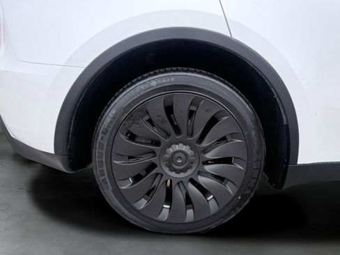 Used 2023 Tesla Model Y Long Range image 11