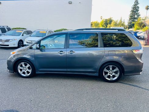 Used 2014 Toyota Sienna SE FWD image 5