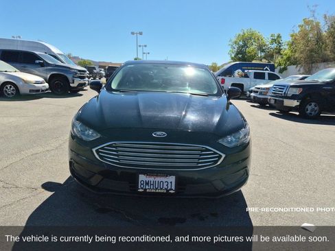 Used 2018 Ford Fusion SE w/ Fusion SE Technology Package FWD image 2