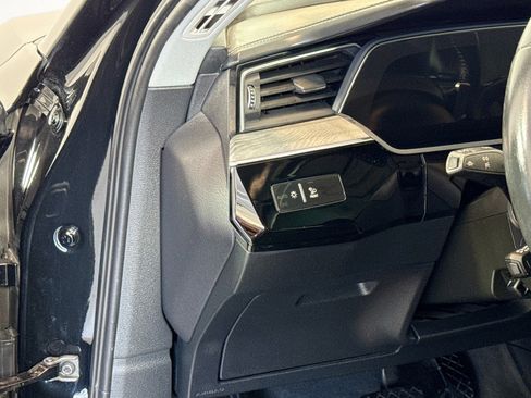 Used 2021 Audi e-tron Prestige w/ Prestige Package image 10