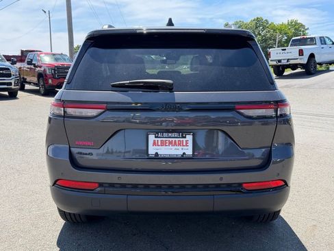 Used 2023 Jeep Grand Cherokee Altitude AWD/4WD image 4