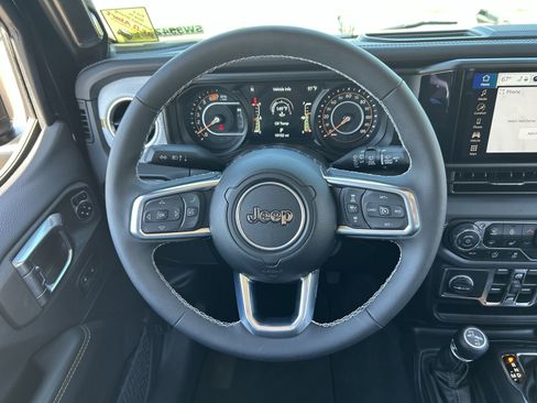 Used 2025 Jeep Wrangler Sahara image 24
