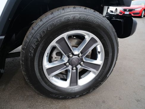 Used 2019 Jeep Wrangler Unlimited Sahara AWD/4WD image 37