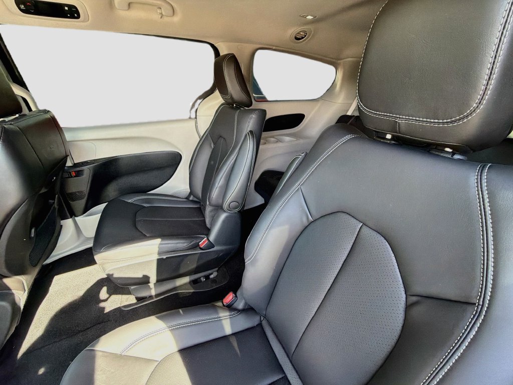 Used 2023 Chrysler Pacifica Touring-L FWD image 12