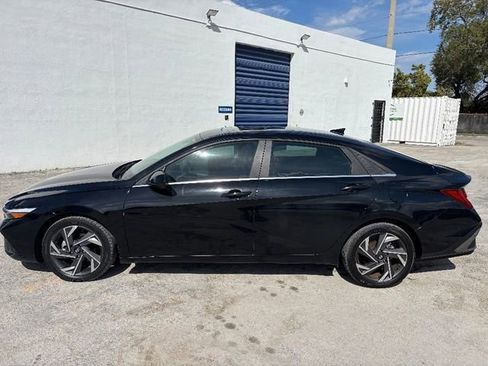 Used 2025 Hyundai Elantra SEL FWD image 3