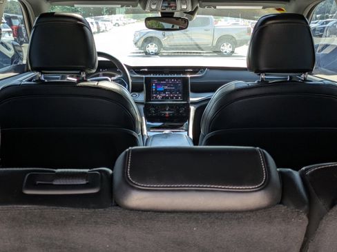 Used 2023 Jeep Grand Cherokee Altitude image 12