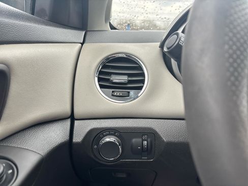 Used 2015 Chevrolet Cruze LS image 26