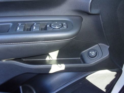 Used 2023 GMC Terrain SLT image 24