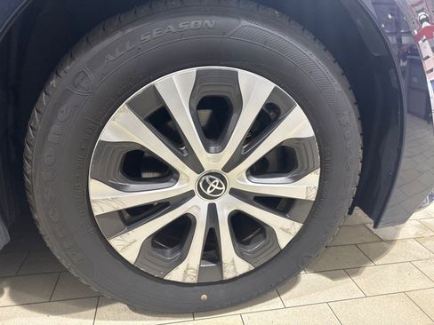 Used 2022 Toyota Corolla LE image 12