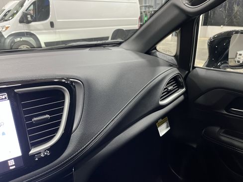 New 2026 Chrysler Pacifica Select AWD/4WD image 24