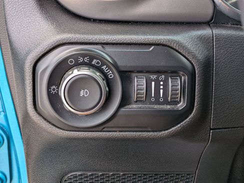 Used 2019 Jeep Wrangler Sport AWD/4WD image 9
