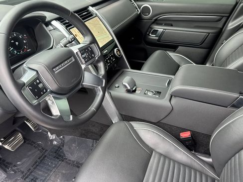 Certified 2024 Land Rover Discovery Metropolitan Edition image 9