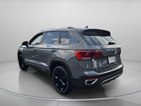 Used 2022 Volkswagen Taos SE w/ Panoramic Sunroof Package FWD image 3
