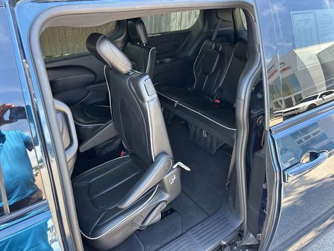 Used 2025 Chrysler Pacifica Limited FWD image 26