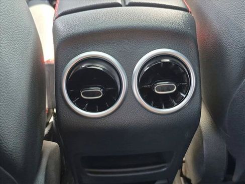 Used 2021 Mercedes-Benz GLB 250 4MATIC image 18