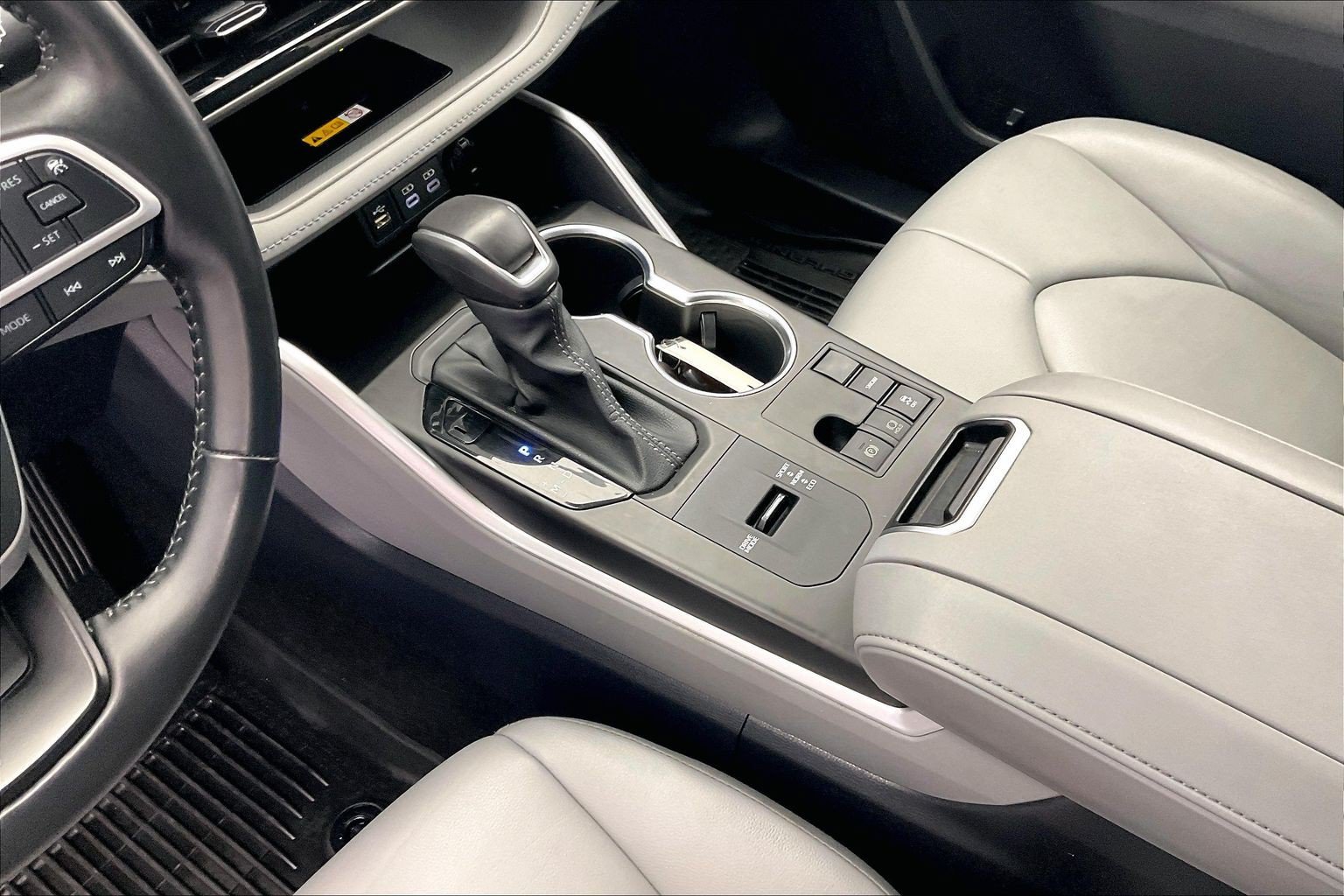 Used 2024 Toyota Highlander XLE FWD image 17