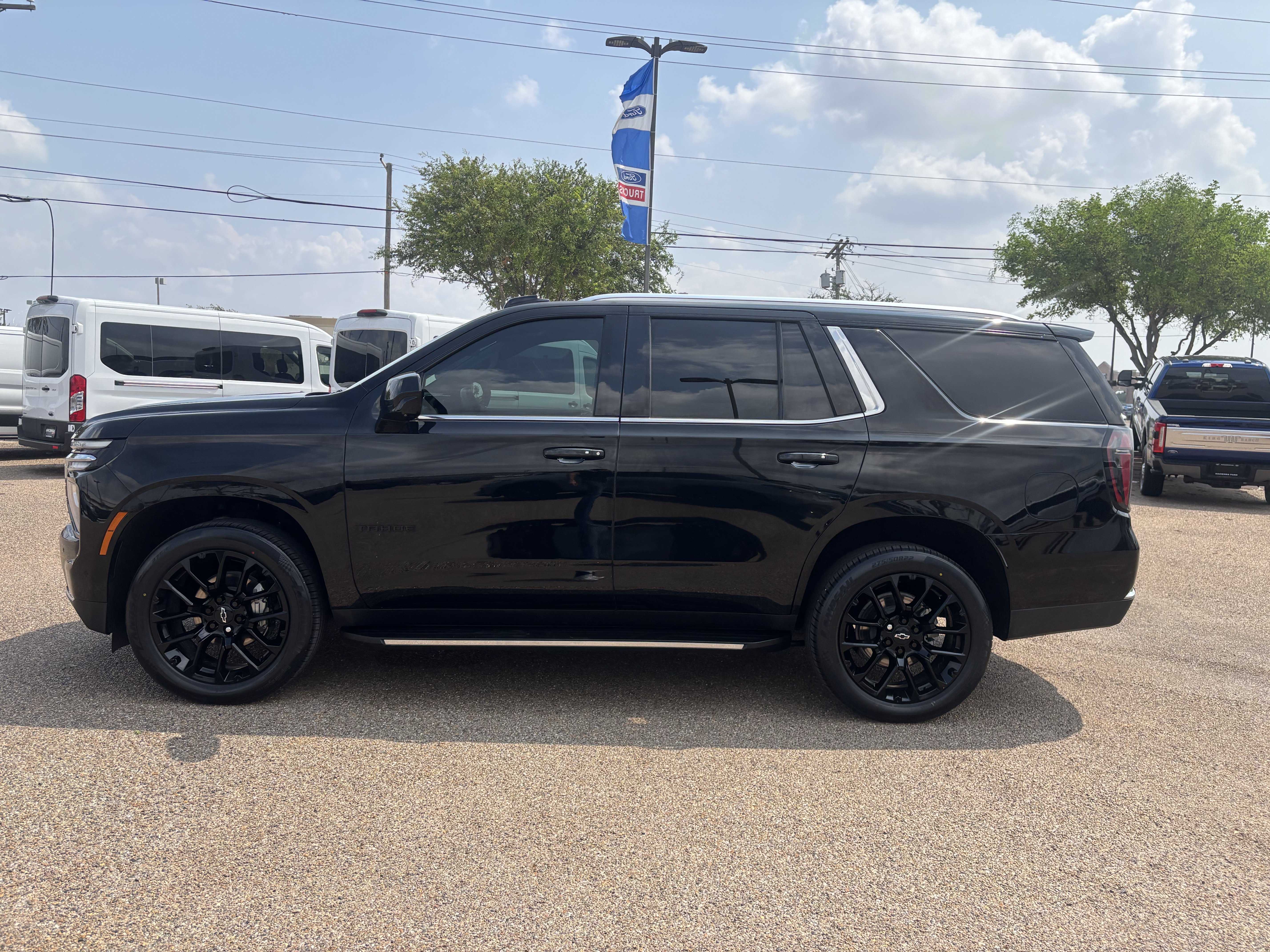 Used 2025 Chevrolet Tahoe LS RWD image 2