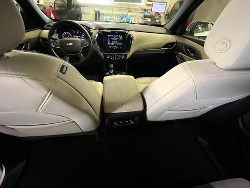 Used 2023 Chevrolet Traverse LS FWD image 3