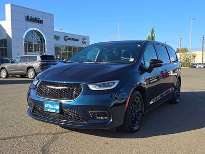 Used 2023 Chrysler Pacifica Limited w/ Uconnect Theater Family Group