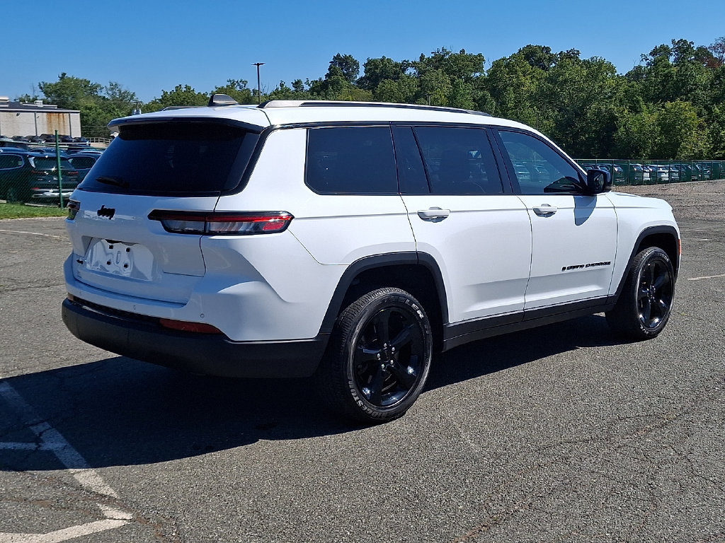 Used 2023 Jeep Grand Cherokee L Laredo AWD/4WD image 9