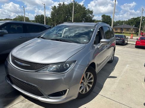 Used 2019 Chrysler Pacifica Touring-L FWD image 7