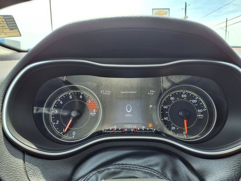 Used 2022 Jeep Cherokee Trailhawk w/ Comfort/Convenience Group AWD/4WD image 12