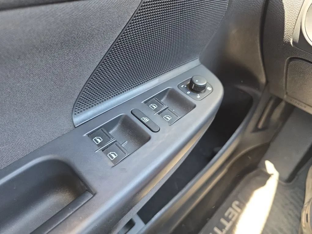 Used 2013 Volkswagen Jetta SE FWD image 24