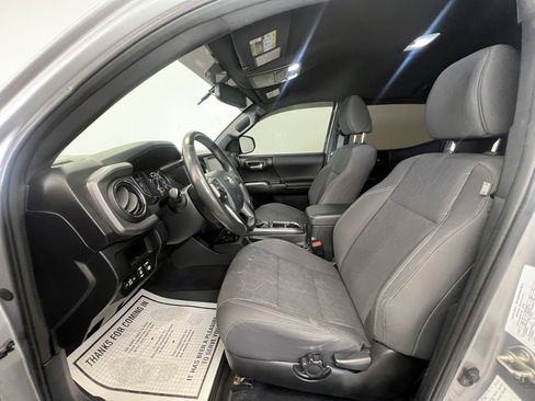 Used 2017 Toyota Tacoma TRD Sport image 4