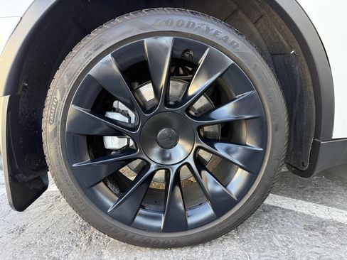 Used 2024 Tesla Model Y Long Range AWD/4WD image 30