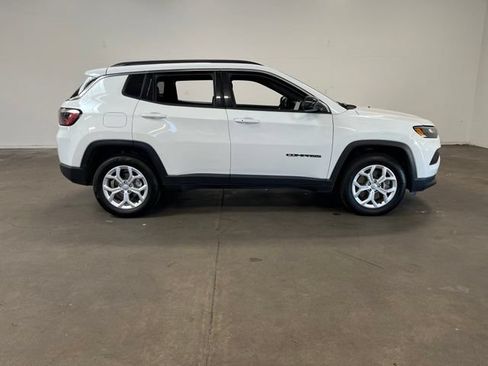Used 2024 Jeep Compass Latitude AWD/4WD image 2