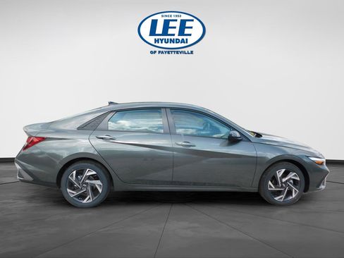 Used 2025 Hyundai Elantra Sport image 2