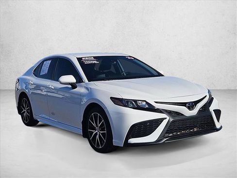 Used 2023 Toyota Camry SE image 3