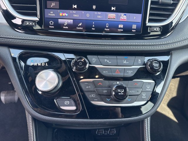 Used 2025 Chrysler Pacifica Limited FWD image 17