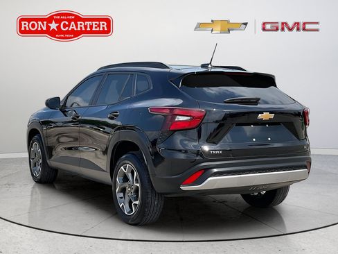 Used 2025 Chevrolet Trax LT FWD image 4