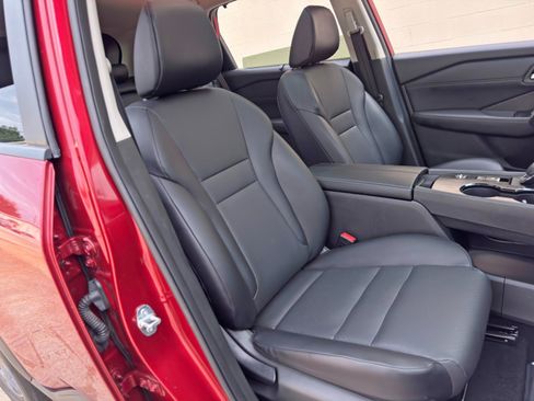 Used 2024 Nissan Rogue SV w/ SV Premium Package FWD image 33