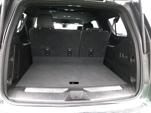 Used 2023 Chevrolet Suburban Premier image 9