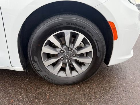 Certified 2024 Chrysler Pacifica Select image 7