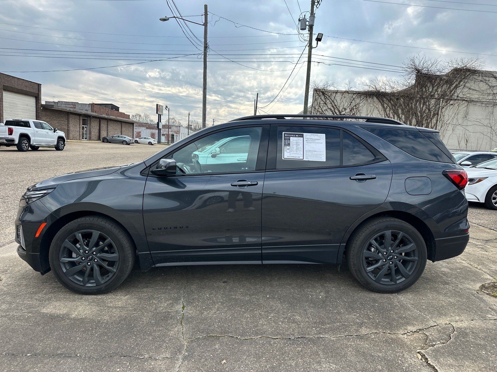 Used 2023 Chevrolet Equinox RS FWD image 3
