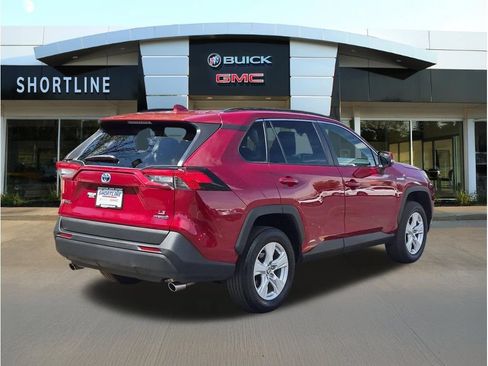 Used 2021 Toyota RAV4 LE AWD/4WD image 3