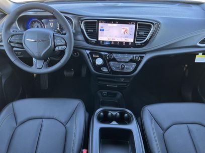 New 2026 Chrysler Pacifica Select w/ S Appearance Package