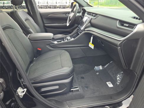 New 2025 Jeep Grand Cherokee Altitude image 7