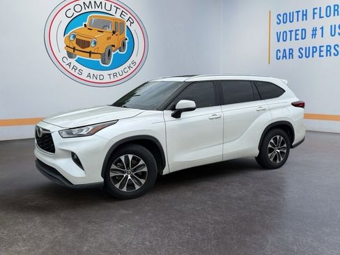 Used 2020 Toyota Highlander XLE FWD image 2